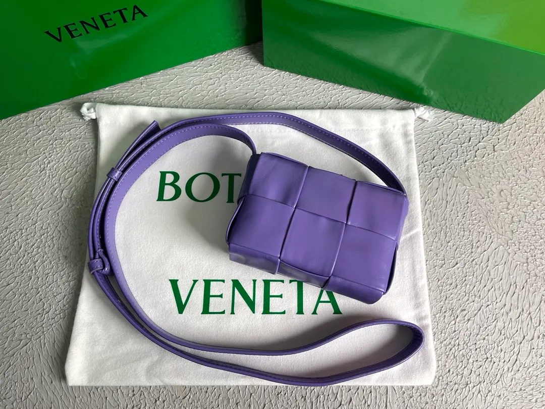Special price 400🉐️Bottega Veneta/Bottega Veneta 2021 new product CASSETTE woven cross-body shoulder bag BV bag, single internal zipper pocket, magnetic buckle opens and closes, the original oil-waxed cowhide may have texture derived from the original style of the leather, skin spots and other surface marks are normal, please do not worry. Style number: 6813#, color: lavender origin: Italy mini size: 13*9.5*5cm